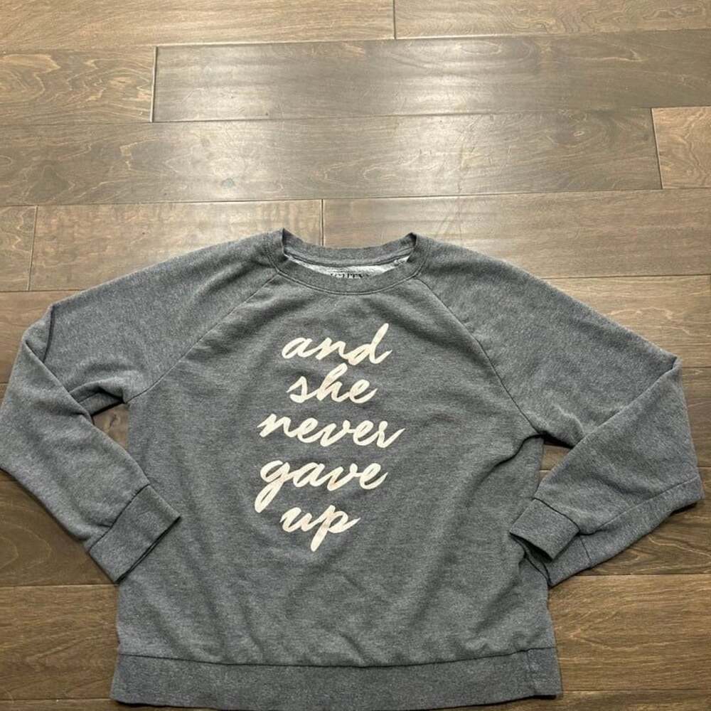 Mighty Fine Women's "and she never gave up" motto sweatshirt XL